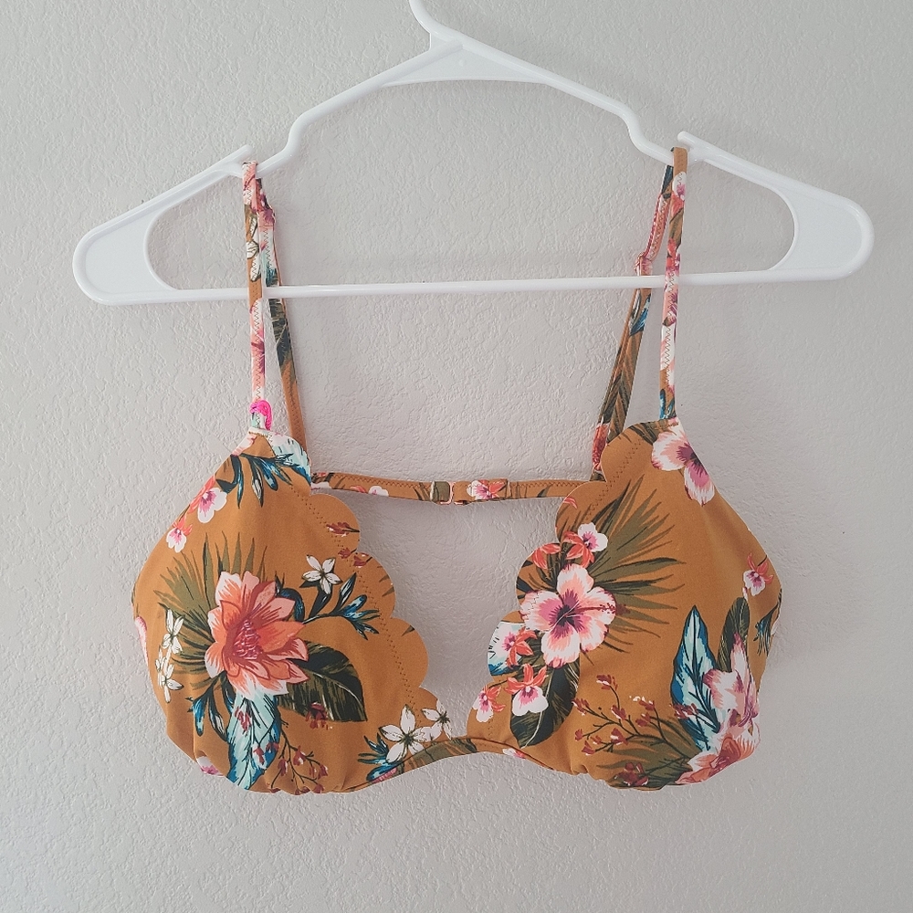 Nwt. Vanilla beach bikini top. Xl